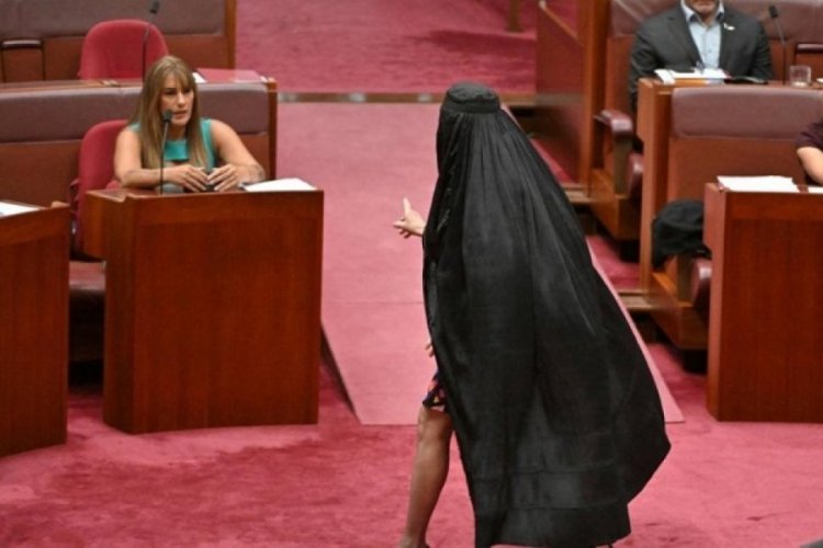 Avustralya'da protesto ama&ccedil;lı burka giyen Senat&ouml;r, ceza aldı