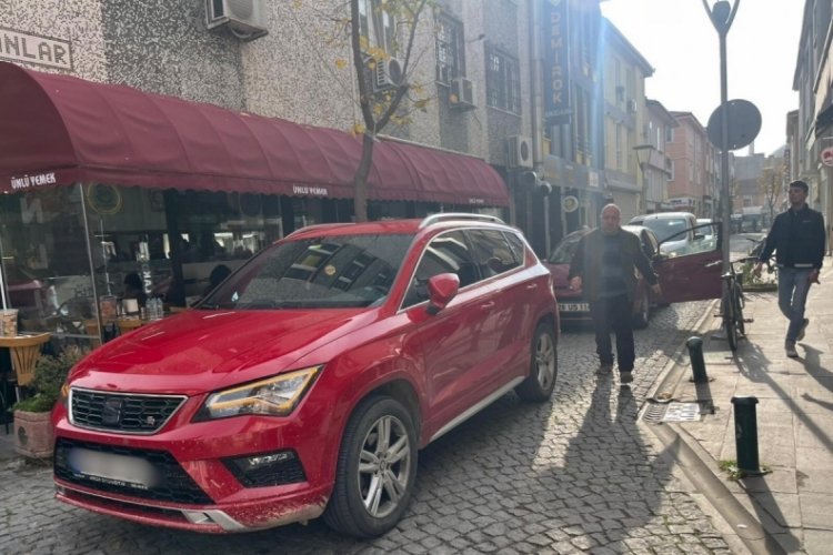 Sokak ortasına otomobilini bırakıp işlerini halletmeye gitti