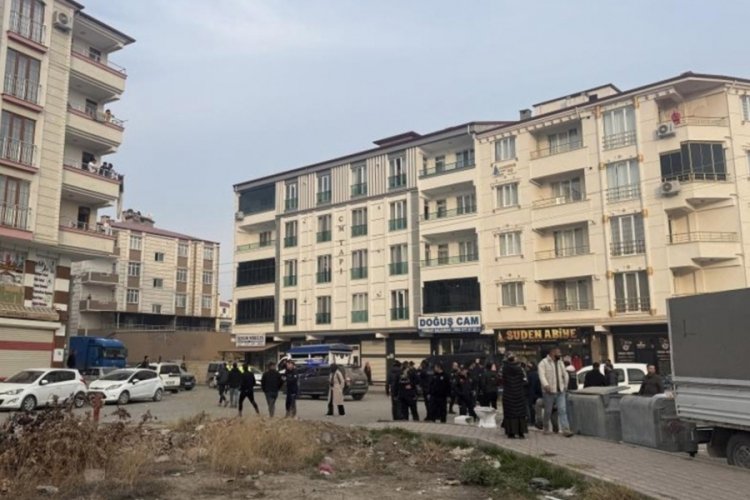 Husumetli ailelerin silahlı kavgası mahalleyi ayağa kaldırdı