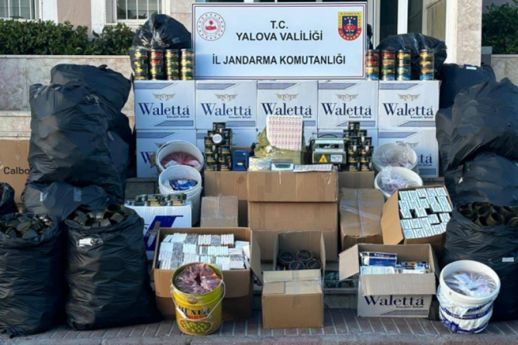 Jandarmadan ka&ccedil;ak t&uuml;t&uuml;n operasyonu! Binlerce ka&ccedil;ak &uuml;r&uuml;n ve ruhsatsız silah ele ge&ccedil;irildi...