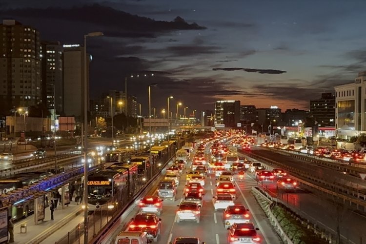 İstanbul'da akşam saatlerinde trafik yoğunluğu y&uuml;zde 83'e ulaştı