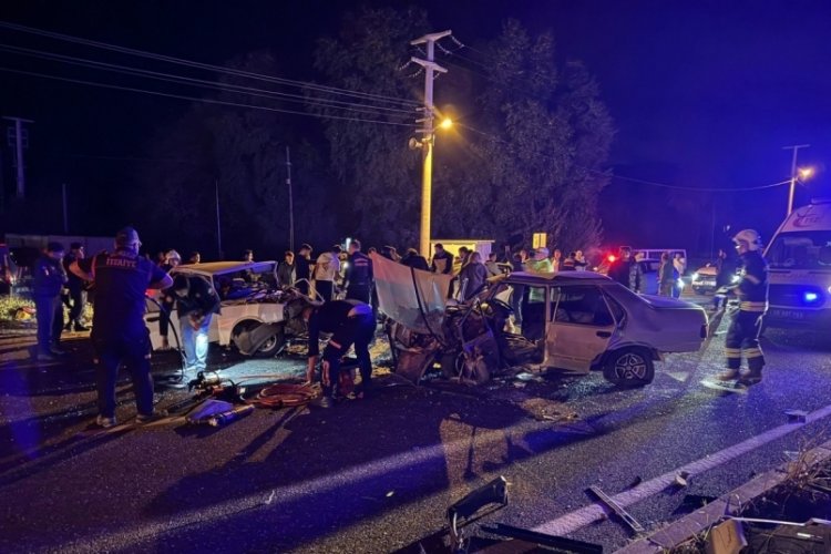 İki Tofaş ara&ccedil; kafa kafaya &ccedil;arpıştı: 2'si ağır 3 yaralı