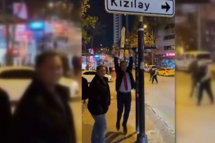 Mustafa Sarıg&uuml;l, pop&uuml;ler olan Kızılay tabelası &ouml;n&uuml;nde gen&ccedil;lerle g&ouml;r&uuml;şt&uuml;
