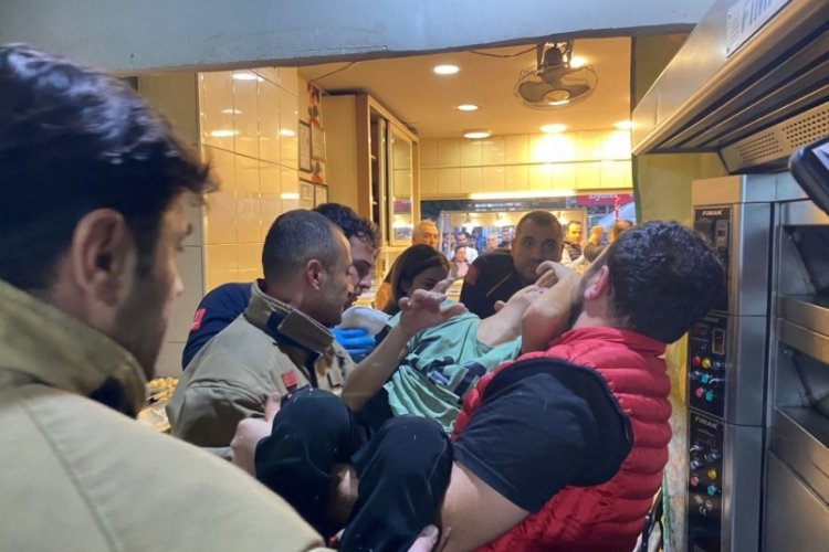 Hamur karıştırma makinesine elini sıkıştıran &ccedil;ocuğu itfaiye kurtardı