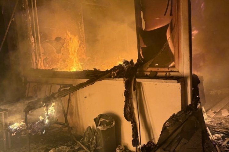 Bolu'da 2 katlı evin bir odası alev alev yandı
