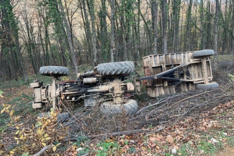 Bursa'da devrilen trakt&ouml;r&uuml;n r&ouml;morkundan d&uuml;şen 2 kişi yaralandı