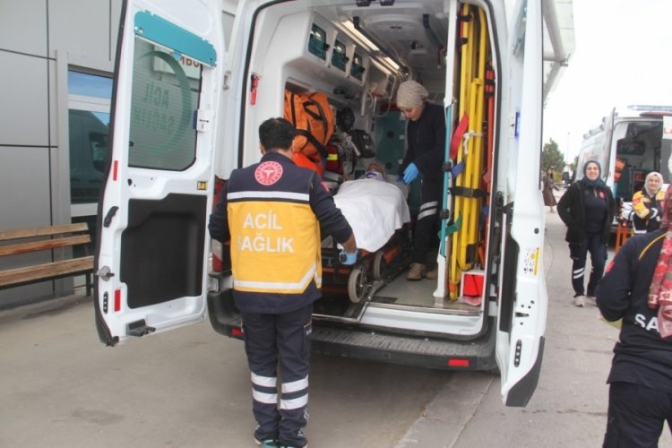 Ahırda dananın teptiği besici hastanelik oldu