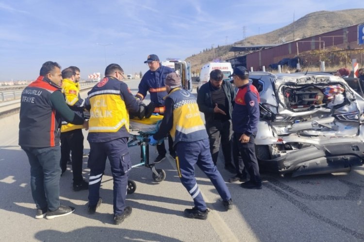 &Ccedil;orum'da cip ile kamyon &ccedil;arpıştı: 5 yaralı
