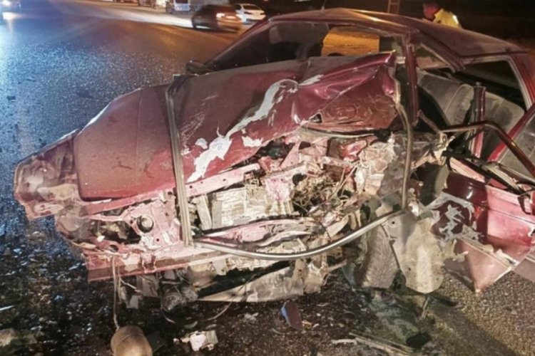 İki otomobil kafa kafaya &ccedil;arpıştı: 1 &ouml;l&uuml;, 3 yaralı