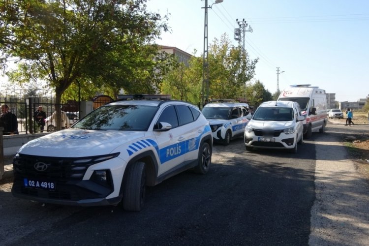 Bı&ccedil;aklı şahıs sokakta karşılaştığı 2 &ccedil;ocuğu yaraladı