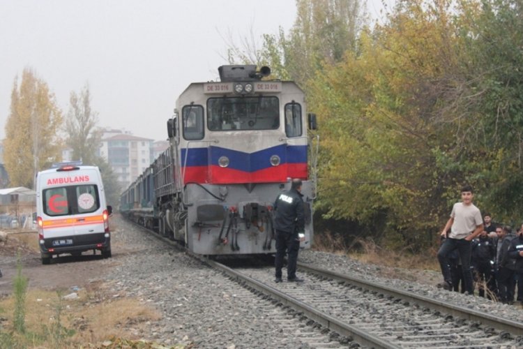 Malatya'da y&uuml;k treni &ccedil;arpan kişi ağır yaralandı
