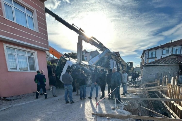 &Ccedil;alışma halindeki beton mikseri yan yattı