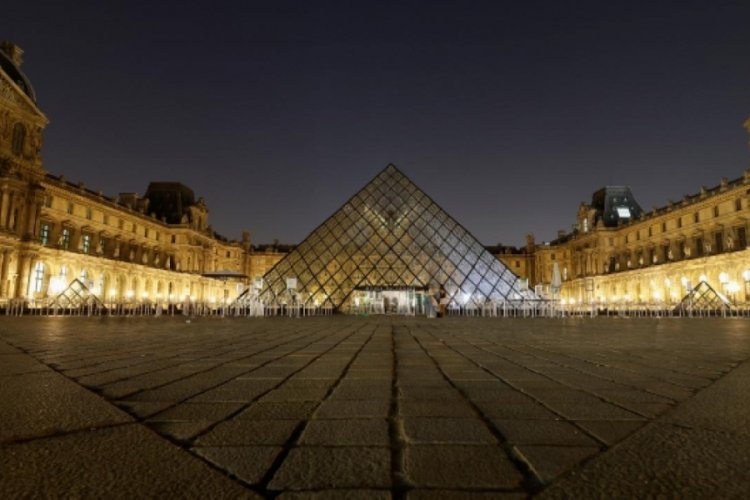 Fransa'da Louvre M&uuml;zesi'nin giriş &uuml;cretleri AB ve 3 &uuml;lke dışındaki ziyaret&ccedil;iler i&ccedil;in 2026'da artacak