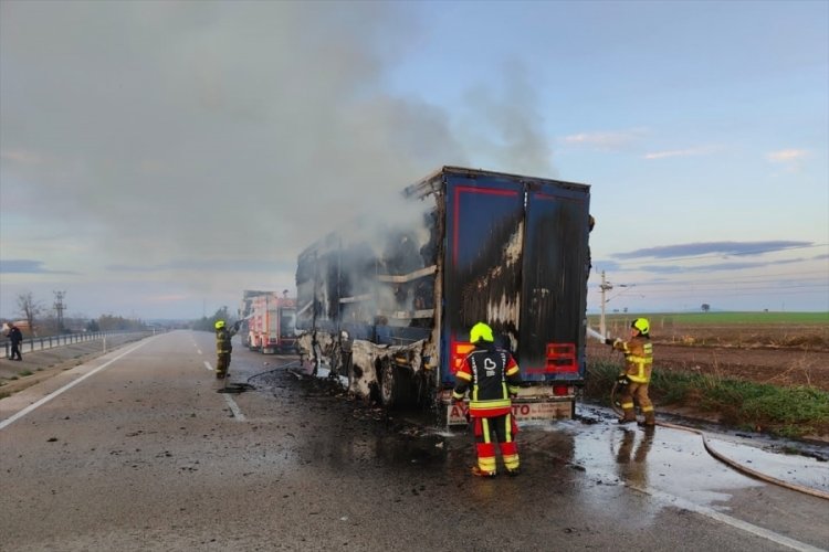 Seyir halindeki karton y&uuml;kl&uuml; tırda &ccedil;ıkan yangın s&ouml;nd&uuml;r&uuml;ld&uuml;