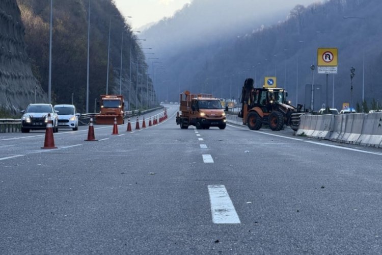 Bolu Dağı ge&ccedil;işinde kaza yapan tır ulaşımı aksattı