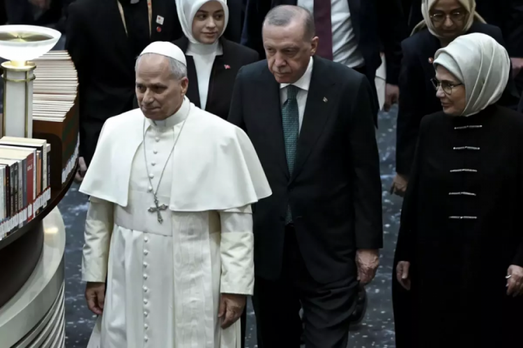 Papa'nın Erdoğan'a &ccedil;ağrısı d&uuml;nya basınında geniş yankı uyandırdı