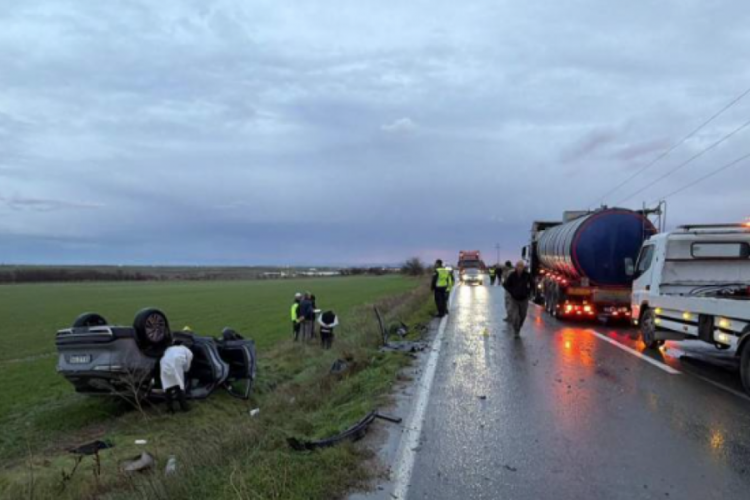 Tankerle &ccedil;arpışan otomobildeki kadın &ouml;ld&uuml;, eşi yaralandı