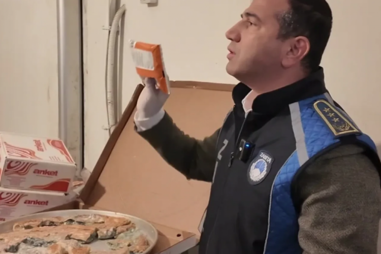 &Uuml;nl&uuml; b&ouml;rek&ccedil;ide mide bulandıran g&ouml;r&uuml;nt&uuml;ler! Son kullanma tarihi 3 yıl ge&ccedil;miş &uuml;r&uuml;n bulundu