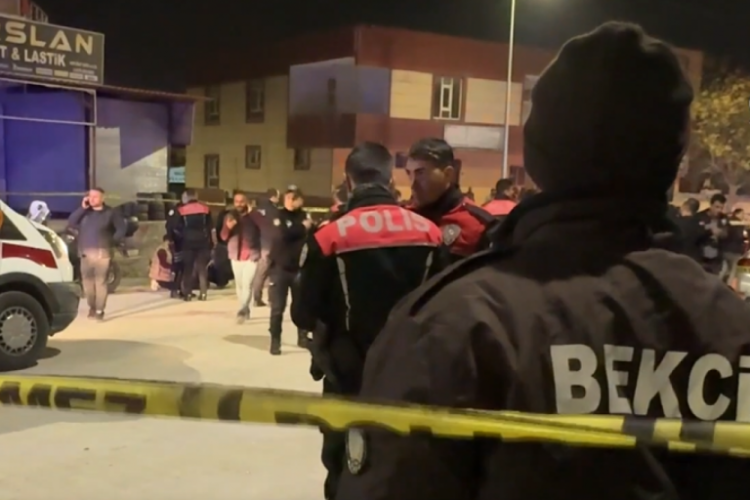 Akrabalar arasında &ccedil;ıkan kavgada ortalık kan g&ouml;l&uuml;ne d&ouml;nd&uuml;! &Ouml;l&uuml; ve yaralılar var...