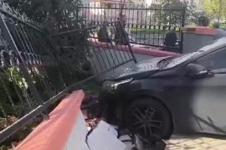 El freni &ccedil;ekilmeyen otomobil bah&ccedil;e duvarını yıktı