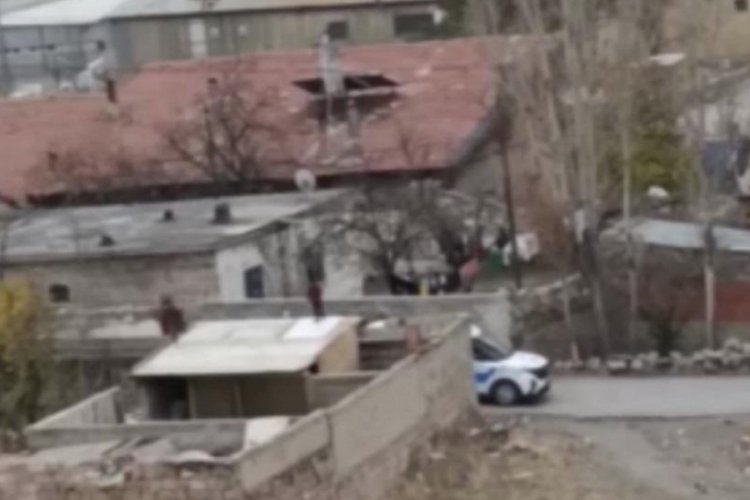 Mahalle sakinlerinin kabusu! G&ouml;rd&uuml;kleri herkesi taşlıyorlar...