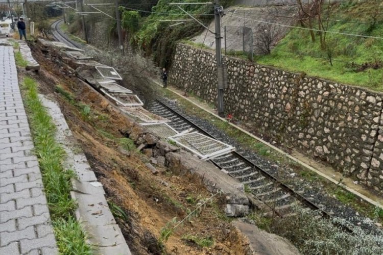 Balıkesir'de tren yolu istinat duvarı &ccedil;&ouml;kt&uuml;!
