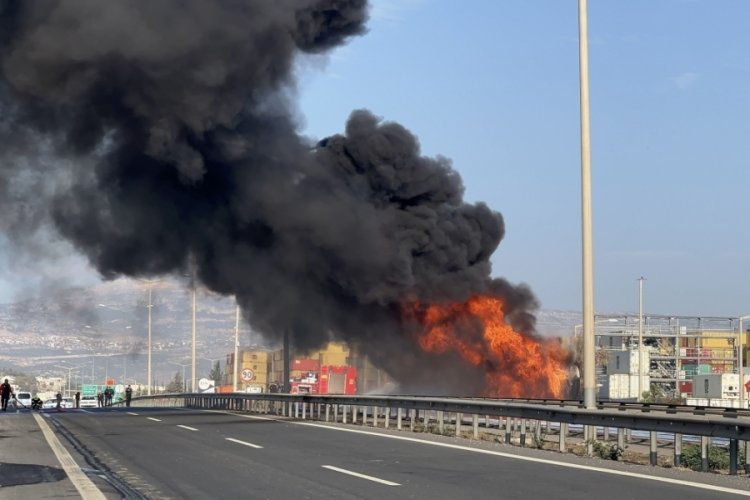 Mazot y&uuml;kl&uuml; tanker alev alev yandı