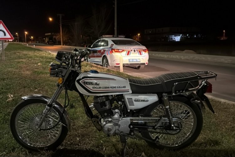 Kaldırıma &ccedil;arpıp devrilen motosiklette 2 kişi yaralandı