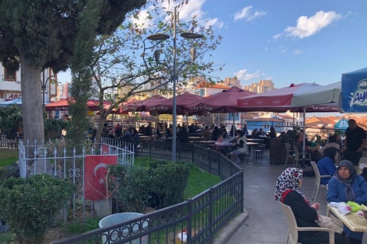 Bursa'nın ortasındaki bu mezarı g&ouml;ren d&ouml;n&uuml;p bir daha bakıyor! İşte şaşırtan hikayesi...