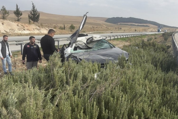 Kontrolden &ccedil;ıkan otomobil taklalar atarak ref&uuml;je u&ccedil;tu! &Ouml;l&uuml; ve yaralılar var