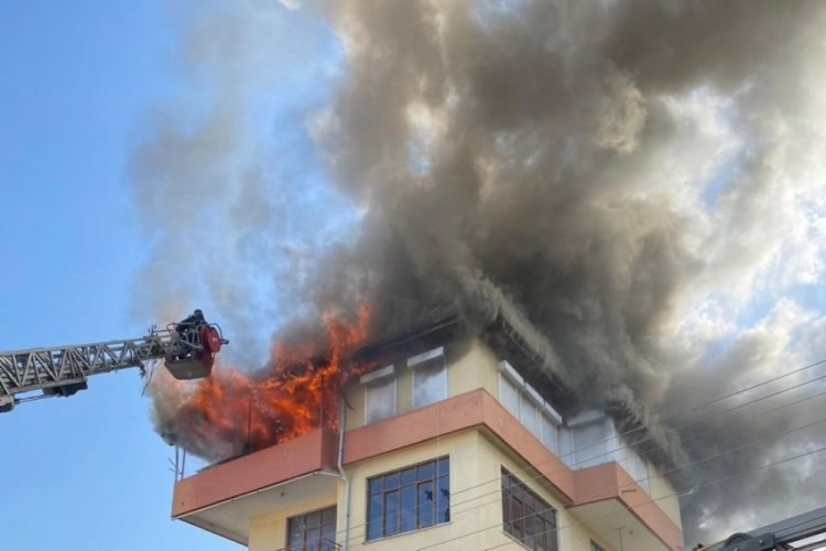 3 &ccedil;ocuk alevler i&ccedil;inde mahsur kaldı!
