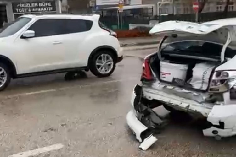 Bursa'da yağışta kaza ka&ccedil;ınılmaz oldu!
