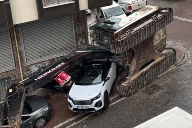 Esenyurt'ta tır dorsesindeki iş makinesi devrildi