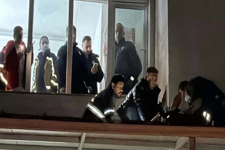 8. kattan yan binanın tentesine d&uuml;şt&uuml;!