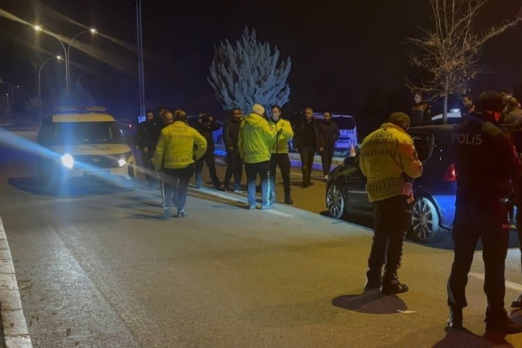 Polisten ka&ccedil;an alkoll&uuml; s&uuml;r&uuml;c&uuml; 3 araca &ccedil;arptı
