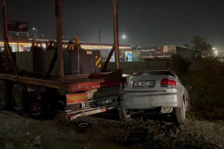Park halindeki tıra &ccedil;arpan otomobildeki 2 kişi yaralandı