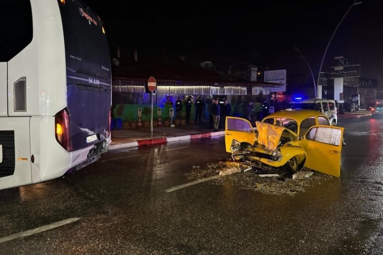 Otomobil ile otob&uuml;s &ccedil;arpıştı: 1'i ağır 3 yaralı