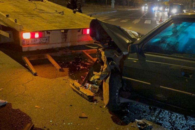 Kavşakta otomobile &ccedil;arptı, karşı yola ge&ccedil;ti: 2 yaralı