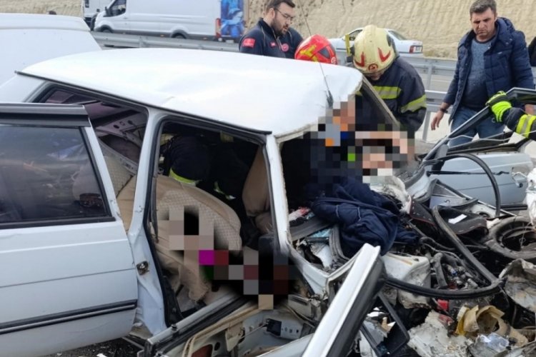 Kamyona arkadan &ccedil;arpan otomobil hurdaya d&ouml;nd&uuml;; 1 &ouml;l&uuml; 1 yaralı