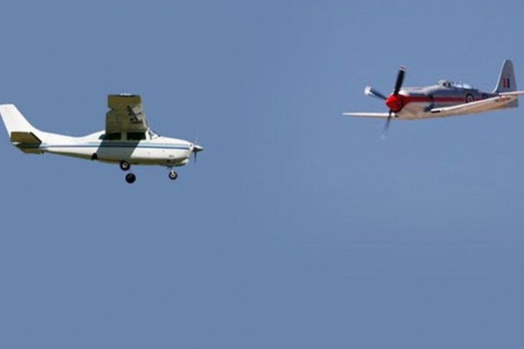 G&ouml;ky&uuml;z&uuml;nde felaket! İki u&ccedil;ak havada &ccedil;arpıştı: Pilot hayatını kaybetti