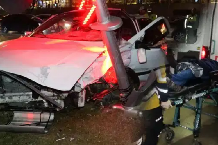 Polisten ka&ccedil;an ehliyetsiz s&uuml;r&uuml;c&uuml; kazaya neden oldu