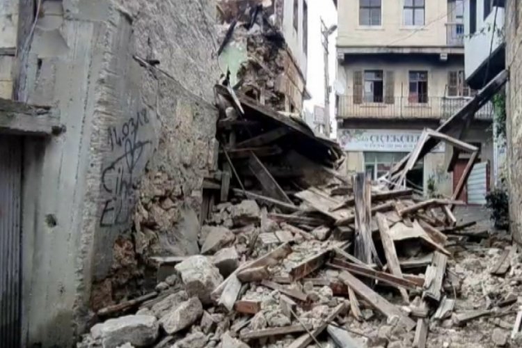 Daha &ouml;nce yangında zarar g&ouml;ren eski bina yağışlı havada &ccedil;&ouml;kt&uuml;