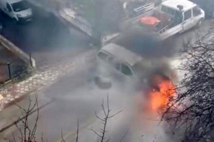Seyir halindeki otomobil alev aldı