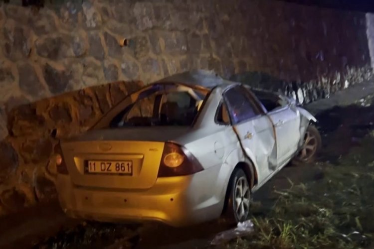 Kontrolden &ccedil;ıkan otomobil istinat duvarına &ccedil;arptı: 2 yaralı