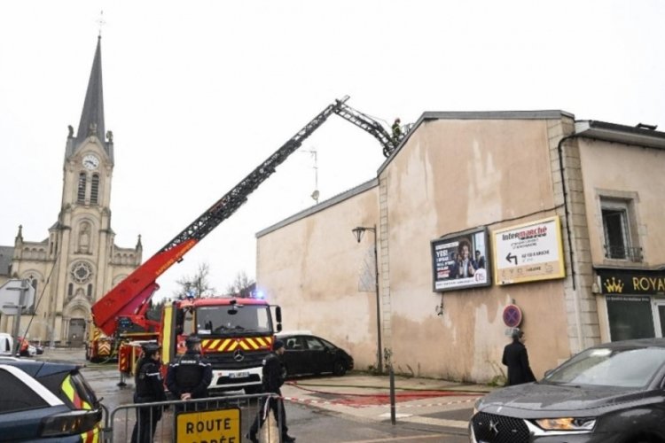 Fransa'da 3 katlı binada yangın: 5 &ouml;l&uuml;