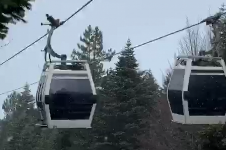 Teleferikte kar ş&ouml;leni! Uludağ'da kış sezonu umut verdi...