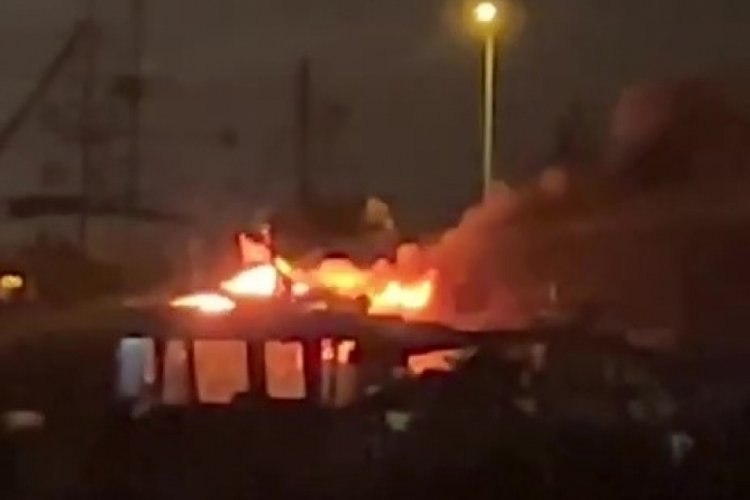 Antalya'da d&uuml;şen yıldırım 3 tekneyi k&uuml;le &ccedil;evirdi