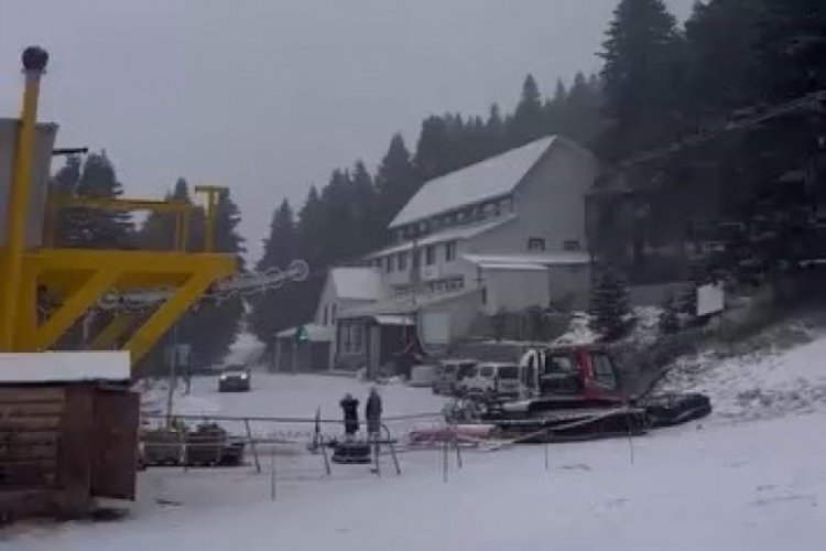 Uludağ beklenen kar yağışına kavuştu! Zirve beyaza b&uuml;r&uuml;nd&uuml;...