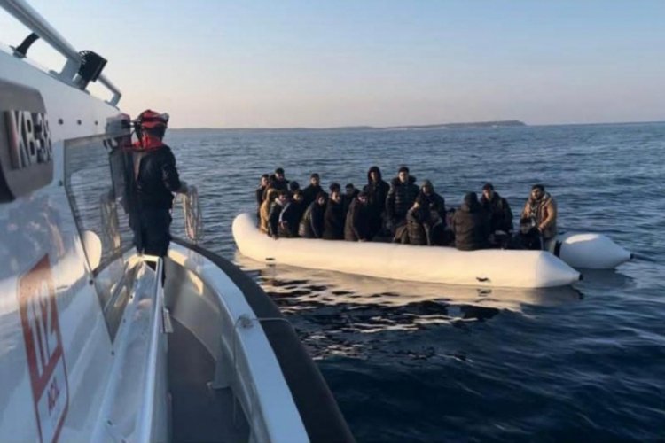 İzmir a&ccedil;ıklarında 26 d&uuml;zensiz g&ouml;&ccedil;men kurtarıldı