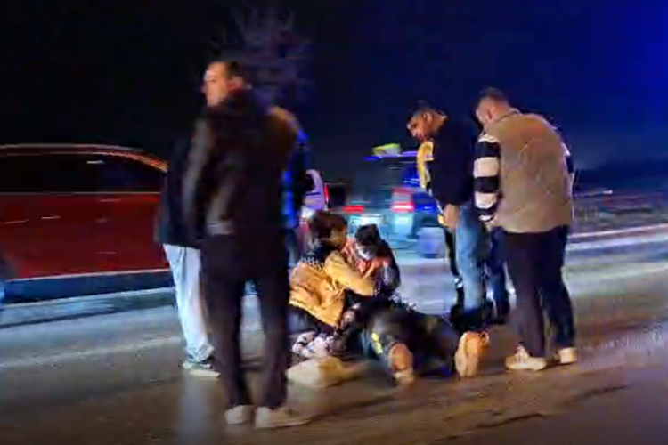 Bursa'da yağmur beraberinde kazayı getirdi! Motosiklet bariyerlere &ccedil;arparak durabildi...